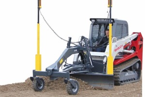  Zur Anlage eines Feinplanums ist an der Kompaktladeraupe Takeuchi TL 250 eine Gradereinrichtung mit Lasersteuerung angebaut Foto: Takeuchi 