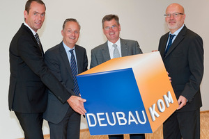  Kompetent in die Zukunft: Auf der Pressekonferenz DEUBAUKOM 2014 informierte die Messe Essen gemeinsam mit wichtigen Partnern aus erster Hand über das neue Konzept der Baufachmesse. Das Bild zeigt (v. l.): Markus Lehrmann, Hauptgeschäftsführer der Architektenkammer Nordrhein-Westfalen; Rechtsanwalt Alexander Rychter, Verbandsdirektor des VdW Verband der Wohnungs- und Immobilienwirtschaft Rheinland Westfalen e.V.; Egon Galinnis, Geschäftsführer der Messe Essen GmbH; und Rechtsanwalt Lutz Pollmann, Hauptgeschäftsführer der Baugewerblichen Verbände Düsseldorf. Die Messe Essen verändert das Gesicht ihrer traditionsreichen DEUBAU und macht sie mit einem Relaunch von Konzept und Auftritt zukunftsfit. Vom 15. bis zum 18. Januar 2014 geht sie erstmalig unter ihrem neuen Namen DEUBAUKOM an den Start 