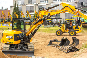  JCB nutzt das gesamte Gelände, um die Bandbreite der Maschinen zu zeigen. 