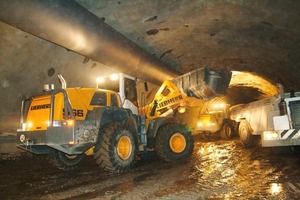  Für harte Spezialeinsätze stattet Liebherr seine Radlader wie den 23 t schweren L566T als Tunnelversion mit Partikelfilter, Zusatzbeleuchtung und Rammschutz ausFoto: Liebherr 