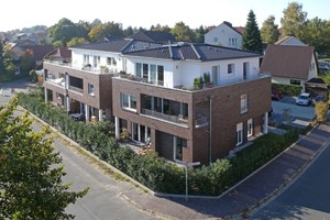  Diese Stadtvillen gehören zum klassischen Bauträgergeschäft. Der Investor setzte hier auf eine attraktive Verklinkerung aus dem Programm Terca- Fassadenlösung mit dem Vormauerziegel KBB-f, blau nuanciert. Bei der Koramic-Dachlösung wurden folgende abgestimmte Systemkomponenten eingesetzt: Flachdachziegel „Alegra 8“, platingrau, mit Sturmfix sowie die Unterdeckbahn Koramic Premium S 