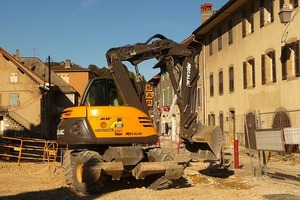  Der Mecalac 714MW, ein 13,5-t-Bagger, schwenkt mit 3,72 m Hüllkreisdurchmesser und bietet optionale Allradlenkung sowie einen Ausleger mit patentierter KinematikFoto: Ahlmann 