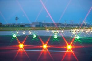  Großer Meilenstein für den neuen Flughafen Berlin Brandenburg International BBI: Am 10. Mai 2011 absolvierten die Berliner Flughäfen erfolgreich die abschließenden Beleuchtungstests auf der künftigen Start- und Landebahn SüdFoto: Günter Wicker (Ligatur) 