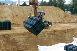  Heute werden zunehmend Füllkörperrigolen gebaut. Der Speicherraum der Rigole wird hierbei aus einer Vielzahl von Kunststoffblöcken gebildet, die dreidimensional zu beliebig großen Anlagen kombiniert werden können. Das vergrößert den Speicherraum der Versickerungsanlage und spart Platz und ErdaushubFotos: Fränkische 