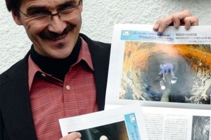  Lesen kann er nichts von seinen japanischen Veröffentlichungen, aber “die Fotos erkenne ich immerhin wieder“: Dipl.-Ing. Ulrich Winkler mit zwei aktuellen Ausgaben des Fachblattes Kanro Kanri, das monatlich eine Foto-Kolumne mit seinen Aufnahmen und Texten drucktFoto: Winkler 