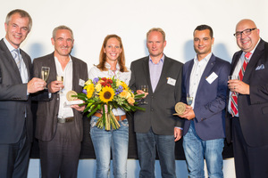  Ausgezeichnetes Engagement: Stefan Grotzki, Daniela Fiege, Thomas Würfel und Daniel Kalweit (von links), eingerahmt von NRW-Umweltminister Johannes Remmel (links) und IKT-Geschäftsführer Roland W. Waniek (rechts) 