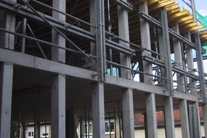  Fassadenschalung statt Arbeitsgerüst. Auf der beengten Mainzer Baustelle ermöglicht die Fassadenschalung eine exakte Fixierung der Fertigteilstützen und dient gleichzeitig als Absturzsicherung über zwei Ebenen 