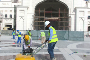  Obwohl die Arbeitslöhne in Abu Dhabi sehr niedrig sind, lohnt sich der Einsatz der Easyfill-Verfungungsgeräte, da sie die Arbeit um das 10-fache beschleunigen. 