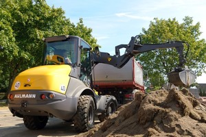  Durch die 90°-Drehfunktion des Hubarmes zu beiden Seiten lassen sich Schwenklader wie der Ahlmann AS900 mit einem Greifer am Schnellwechsler wie ein Bagger einsetzen 