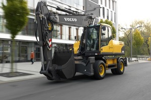  Der 23,1 bis 25,6 t schwere Volvo EW230C erzielt Leistungen, Hydraulik-kräfte und Hublasten wie ein Raupenbagger, ist aber deutlich schneller beim UmsetzenFoto: Volvo CE 