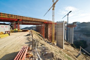  Das Variokit Lehrgerüst ist wichtiger Bestandteil einer umfassenden Peri Schalungs- und Gerüstlösung für die 412 m lange Autobahnbrücke über den Rio Sordo 