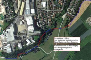  Überblick über den Trassenbereich: Das beigefügte Satellitenbild zeigt den Verlauf der Stromleitungstrasse. Die rot markierten Abschnitte stellen die HDD-Bohrungen dar, blau markiert sind Abschnitte des offenen Leitungsbau unter weniger wertvollen Oberflächen. 