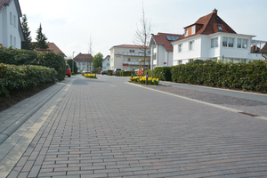  Die Straße „Auf der Wurth“ im niedersächsischen Bad Zwischenahn nach der Sanierung: Das Pflaster Figura-Fusion im Format 21 x 7 cm kommt dem ursprünglichen Klinkerpflasterbelag sehr nahe. 