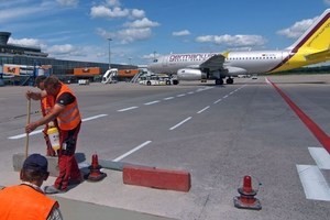  Der Flughafen Köln-Bonn setzte auf ChronoCem IR und ließ vier stark geschädigte Flächen im Roll- und Vorfeldbereich sanieren. Dreieinhalb Stunden lang wurde betoniert – und bereits wenige Stunden später rollten die ersten Flugzeuge sowie Fahrzeuge über die reparierten FlächenFoto: HeidelbergCement / Fuchs  