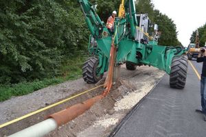  Gleichzeitig mit der Rohrleitung wird ein Trassenmarkierungsband oberhalb der Leitung eingepflügt 