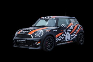  211 PS, 238 km/h Spitzengeschwindigkeit: Wer das Rennen am Fahrsimulator gewinnt, darf ein Fahrtraining im Mini John Cooper Works absolvieren 