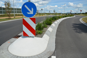  Um eine maximale Auffälligkeit der Fahrbahnteiler zu erreichen verwendete man im Wechsel graue und perlweiß reflektierend beschichtete Steine. 