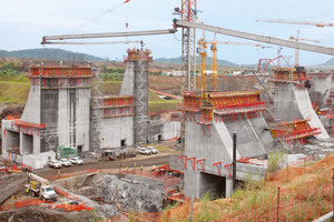  Baustelle der Miraflores-Schleuse auf der pazifischen Seite des Panamakanals. An den Kränen hängen Förderan-lagen zum Einbringen des Betons. In der Rohbau-konstruktion erkennt man die Wassertanks der Sparschleusen. 