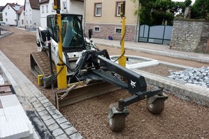  Bobcat bietet für seine Kompaktlader auf Rädern und Raupen zur Montage am Schnellwechsler drei unterschiedlich große Vorbaugrader mit 6-fach verstellbarer ScharFoto: Bobcat 