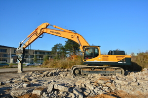  Der Hyundai-Kettenbagger R480NLC-9A wurde mit einem 3.500-kg-Hydraulikhammer ausgerüstet. 