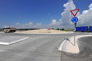  Beim großen Betonkreisel mit seinen 60 m Durchmesser ist neben der Betongüte vor allem die Konstruktion wichtig. Dabei sind die Zufahrtsarme vom Teller des Kreisverkehrs statisch getrennt 