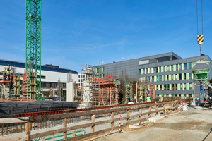  Auf der Südseite des Baugrundes richtete man die Baustraße ein, über die alle Bau- und Zulieferfahrzeuge die Baustelle erreichen können, ohne den Klinikbetrieb zu stören.  