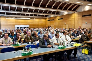  Rund 200 Kunden verfolgten die Präsentation des Asphaltprogramms 