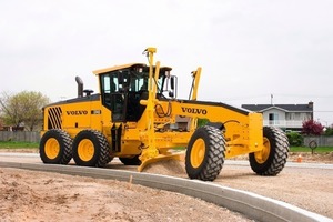  4 Für optimale Fahrersicht und Bedienung ordnet Volvo die Kabine direkt am Scharträger vor dem Knickgelenk an, hier der kompakte und wendige G940Foto: Volvo CE 