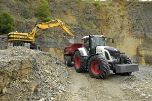  18,1 t wiegender Mobilbagger JCB JS175W TAB (TAB steht für Verstellausleger) mit 1,2 m³ Löffelinhalt, hier beim Beladen eines Fendt-SchleppergespannesFoto: Fendt 