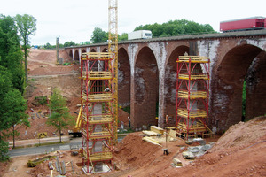  Segment für Segment nach oben: Die Brückenpfeiler werden sukzessive geschalt und betoniert, der Gerüstturm mit dem Baufortschritt segmentweise aufgestockt 