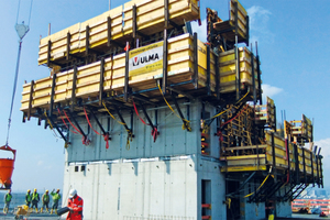  Mit einem leistungsstarken Baukastensystem rund um die Kletterschalung CR-250 stellt Ulma ein leistungsfähiges Produktpaket zur Realisierung von Projekten in kranabhängiger Kletterbauweise für alle Aufgaben im Ingenieur-, Industrie- und Hochbau zur Verfügung 