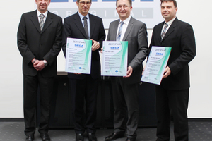  V. l. n. r.: Roman Landeck (Qualitätsmanagement/Prozesswesen bei GEDA), Robert Zizler (DEKRA), Johann Sailer (Geschäftsführer GEDA), Dirk Hoppe (Leiter Qualitätswesen bei GEDA) 