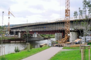  2 Die nur 2,00 m hohen Fachwerkbinder bei einer Spannweite von rund 46 m lassen bei der Betonage eine Durchbiegung von rechnerisch 22,5 cm erwarten 