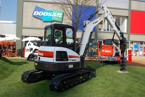  Zunehmend integriert der neue Eigner Doosan Infracore die Bobcat-Minibagger in sein Portfolio, hier der neue E50 mit Kurzheck, 4,9 t Gewicht und Kubota-Motor 