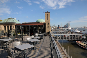  Auf den großzügigen Dachterrassen mit Blick auf die Elbe und vor den schwellenlosen Türen wurden zwei Ausführungen der ACO Profiline-Entwässerungsrinnen aus Edelstahl installiert.  