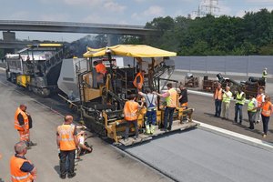  Forschungsprojekt OBAS: erfolgreicher Demonstrationseinbau mit Strabag-Innovationsfertiger am 1.6.2017 auf dem Testgelände der BASt. 