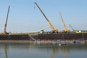  1 Einheben des verlegefertig montierten Dükers mit Autokränen und Übernahme der Dükerkonstruktion durch einen Verlegekatamaran im Rheinhafen Emmelsum 