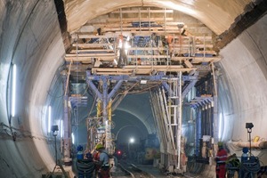  Zügiger Arbeitsfortschritt auch beim Umbau des Schalwagens auf den signifikant verjüngten Tunnelquerschnitt nach dem 14. Betonierabschnitt 