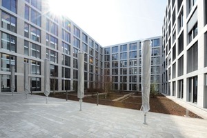  Der Innenhof des Verwaltungsgebäudes der R+V Versicherung in Wiesbaden wird im Sommer von der Cafeteria genutzt 