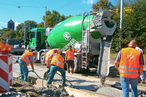  Eine enge Abstimmung zwischen dem Bauherren, der Stuttgarter Straßenbahnen AG, der ausführenden Baufirma Jörger GmbH und Heidelberger Beton machten es möglich, dass die Erneuerung der Gleichanlagen zwischen den Haltestellen Eckartshaldenweg und Killesberg der Linie U5 schnell voran gehen konnten.Bildquelle: Siegfried Riffel, HeidelbergCement AG  