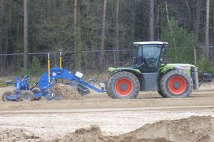  Mit bis zu 7 m Scharbreite bieten die Kilver-Anhängegrader von AP (deutscher Vertrieb Wansor, Gevelsberg) die größten Arbeitsbreiten auf dem Markt. Für Straßenfahrten werden die Schar eingeklappt und mehrere Räder hochgeklapptFotos: Wansor 