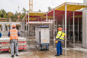  Besonders sicher und ermüdungsfrei: Der Topec-Lift von Hünnebeck hebt die bis zu 1,80 m x 1,80 m großen Tafeln der Topec-Deckenschalung hydraulisch nach oben in die exakt gewünschte Position. 