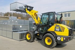  9 Im Sommer stellte Komatsu die neue Serie 6 vor, hier der 5,2 t schwere WA70-6 mit 45 kW Leistung und 0,75 bis 1,25 m³ großen Schaufeln 