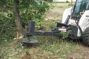  Die neue Buschsäge von Bobcat schneidet die Vegetation entlang von Straßen, Radwegen und Bürgersteigen herunter und kann dabei etwas unter dem Boden schneiden, um keine Stümpfe zu hinterlassenFoto: Bobcat 