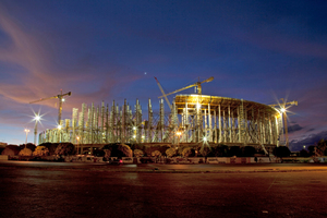  Nach Abriss und Umbau des alten Stadions wird die neue Arena auf einer Fläche von 18.800 m2 mehr als 71.000 Zuschauern Platz bieten 