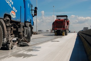  3 Microfeinfräsen von Beton mit einer Wirtgen Großfräse mit FCS Light: Auf der Moerdijk-Brücke war statt eines Lkw nur ein Kehrwagen nötig. Er nahm das Wasser-Betonstaub-Gemisch hinter der W 2000 sofort auf. Eine weitere Oberflächenbehandlung entfiel. Die Fahrbahn wurde unmittelbar nach den Fräsarbeiten an den Verkehr übergeben 