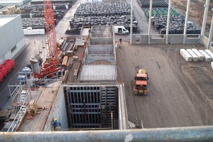  1 Eine Silobatterie mit einer Höhe von bis zu 25 m und rund 100 m Länge, gebaut von der Ernst Schwarz Betonbau GmbH aus Lahr, verleiht der Otto Graf GmbH in Teningen eine neue Silhouette in Richtung der Autobahn A 5 