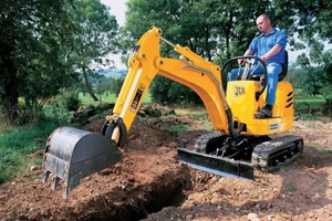  Wie ihre großen Brüder schachten Mikrobagger wie der 840 kg schwere Micro von JCB mit Tieflöffel und hohen Reißkräften effektiv Gräben ausFoto: JCB 