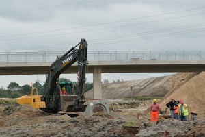  Neben FBS-Stahlbetonrohren und Sonderbauwerken liefert die Betonwerk Bieren GmbH 300 Schächte DN 1000 bis DN 2000 zur BaustelleFotos: FBS 