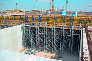  1 Bei den Tunnelröhren für die Schienenanbindung des neuen Berliner Flughafens sind mehr als 7500 m² Deckenschalung auf der Baustelle ‑ für Deckenstärken bis zu 2,30 mFotos: Doka 